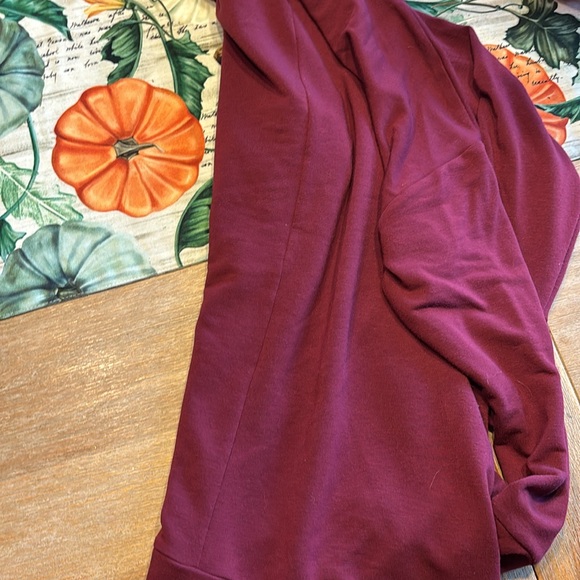 Sweatshirt with grommets - Picture 6 of 6